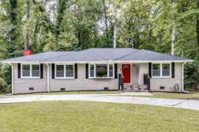 Charming Red Door Retreat w/Ample Parking